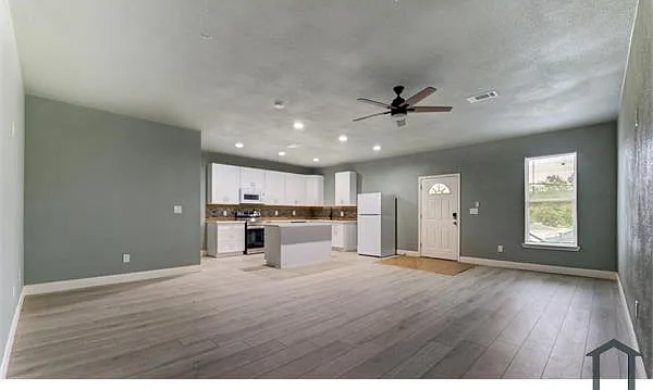 3 bed, $1,800 — Photo 2