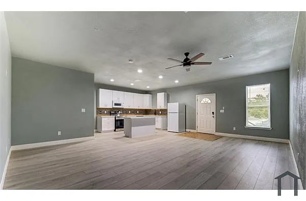 Building Photo - 4323 Continental Dr #B