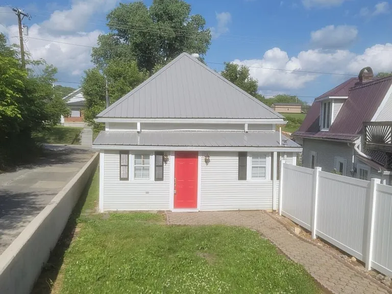 200 Jacksboro St — Photo 4