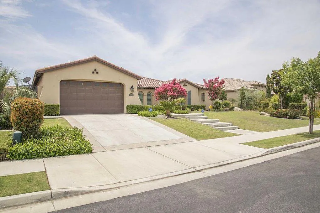 12715 Eversham Dr — Photo 2