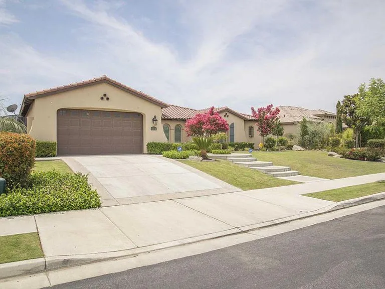 12715 Eversham Dr — Photo 2