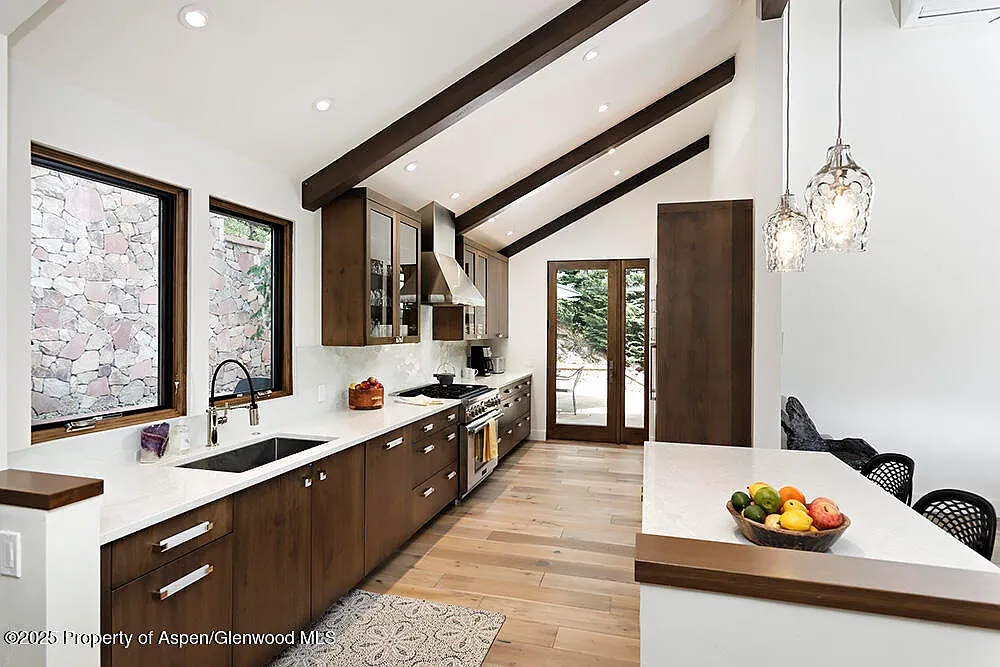 5 bed, 5.0 bath, 3330 sqft, $50,000 — Photo 3