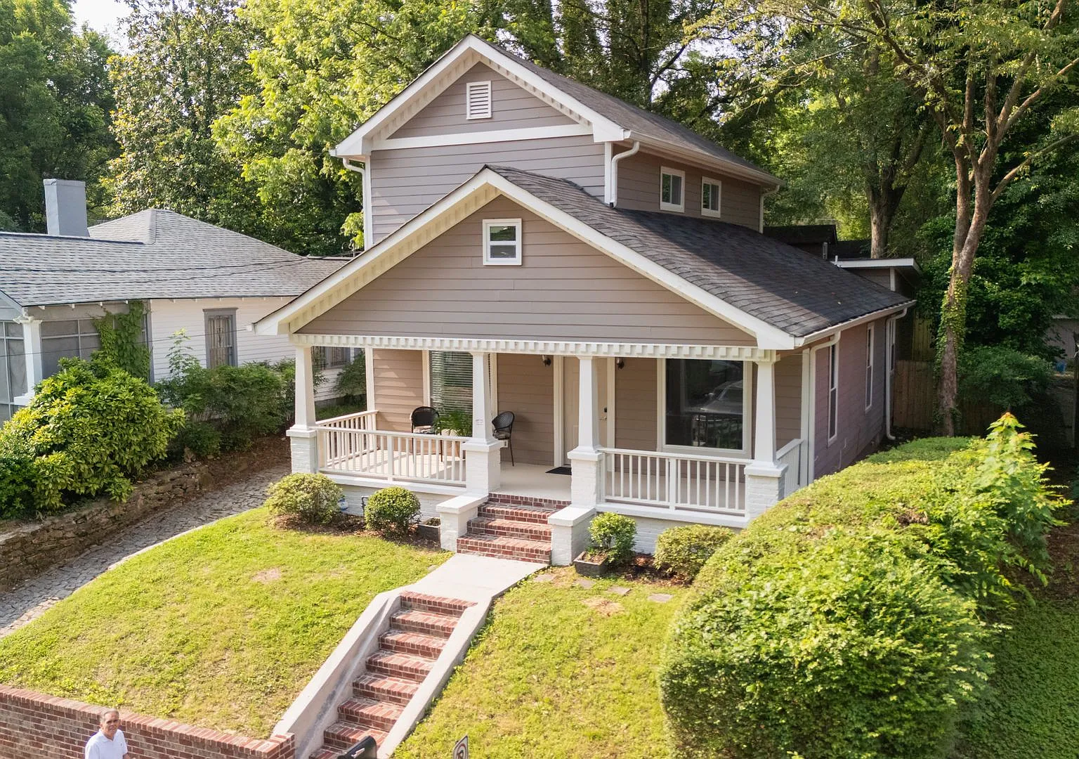 Spacious 4/3.5 w/ Master on Main and Fully Fenced Backyard! — Photo 2