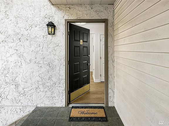 3rd image of 10418 NE 32nd Pl APT C305