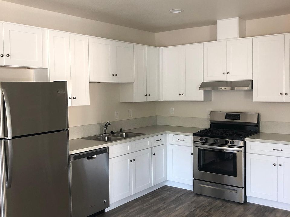 1st image of 440 College St APT B