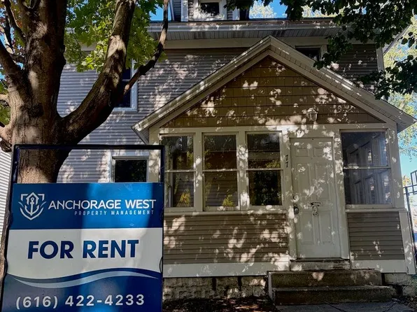 77 E 21st St, Holland, MI 49423
