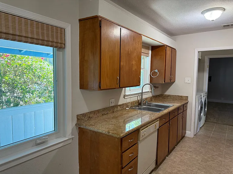261 Gregory Ln — Photo 16