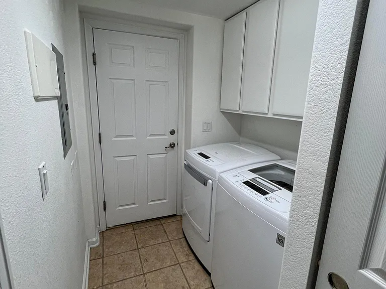 23140 York Ave — Photo 5