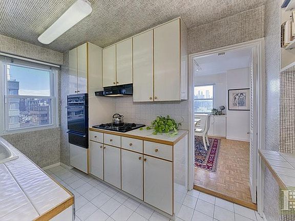 3rd image of 101 W 12th St APT 14R