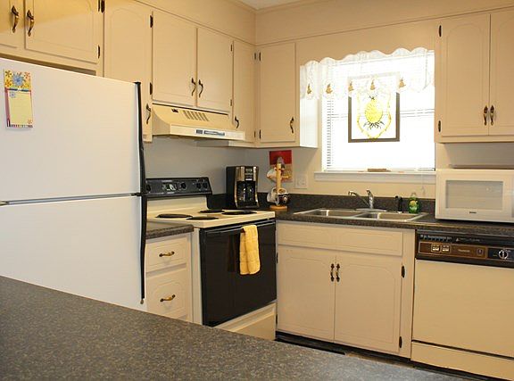 5th image of 104 Courtyard Villas Unit E8
