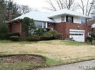 536 Queen St, Westbury, NY 11590