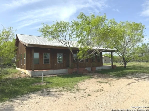 820 County Road 329, Jourdanton, TX 78026