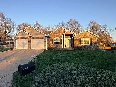 202 Collins Ct — exterior photo
