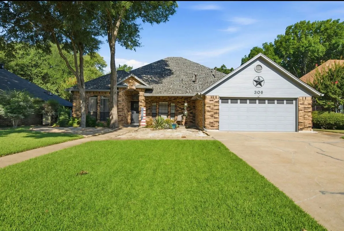 4 bed, 2.5 bath, 2330 sqft, $4,200 — Photo 2