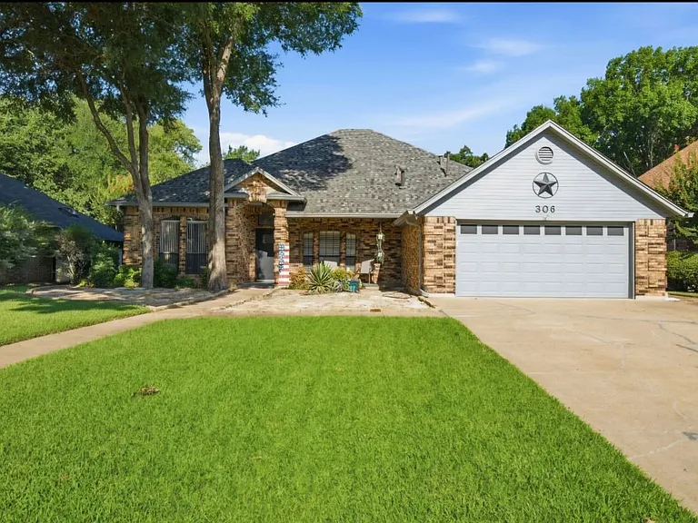 306 Country Manor Dr — Photo 2