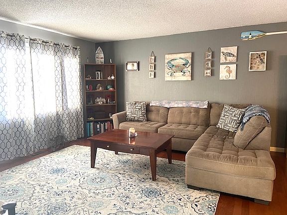 4th image of 10 Wincrest Dr