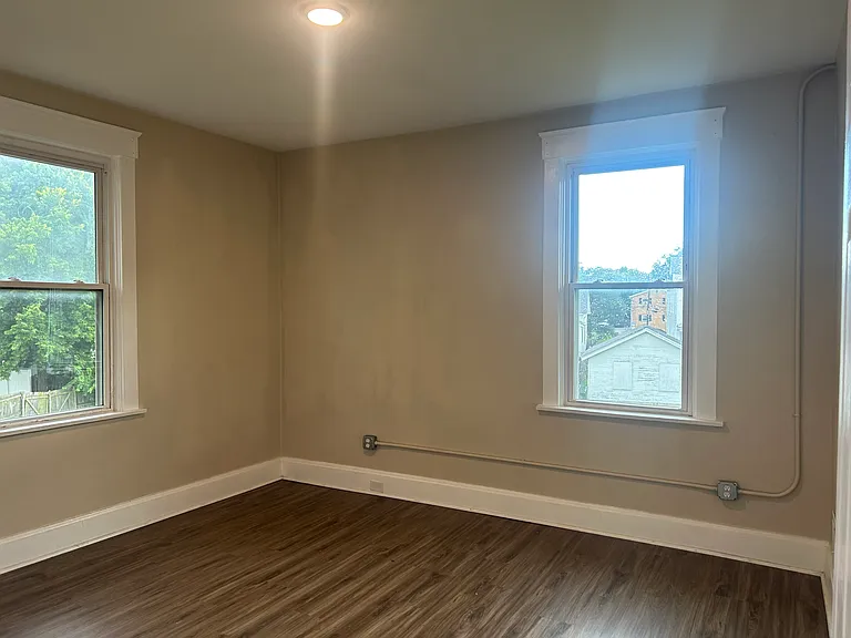 2033 Weyer Ave #B — Photo 12