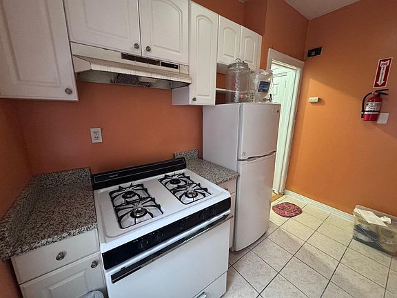3rd image of 195 Mallory Ave #1
