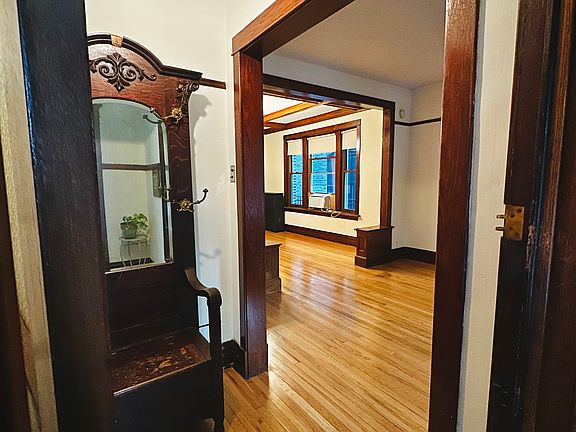 Entrance into 1st floor 6 room apartment