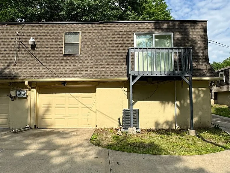 1112 E South Ave — Photo 13