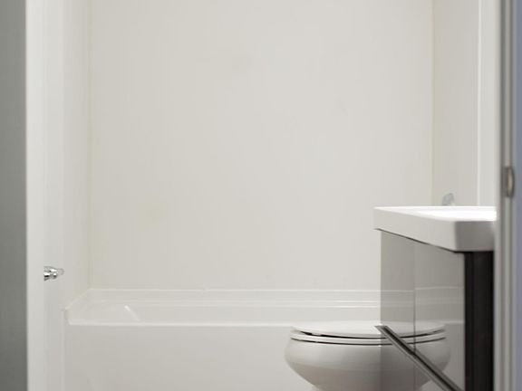 4th image of 432 Greenup St #205
