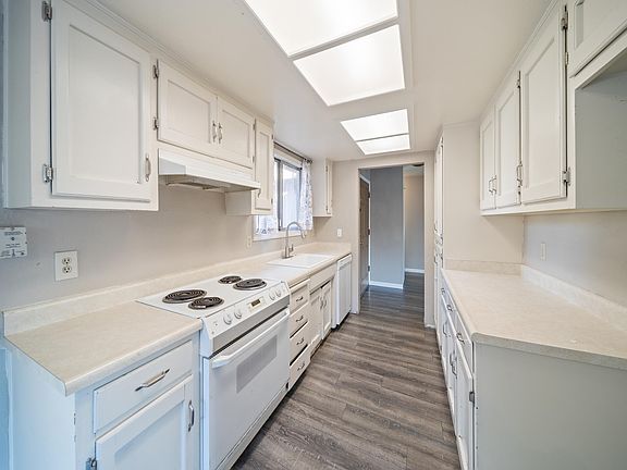 4th image of 354 Newport Dr