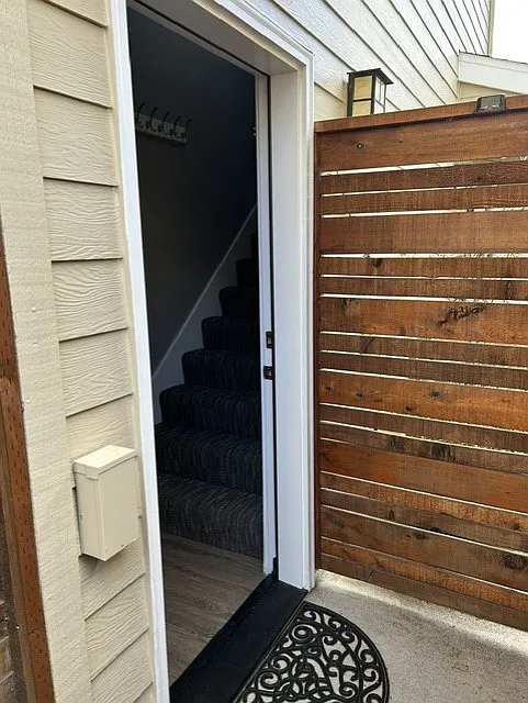 1422 NE Market Dr — Photo 2