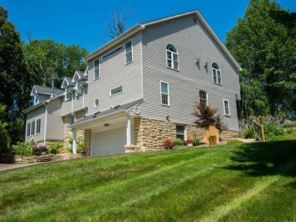 1016 Crescent Dr, Clinton, IA 52732