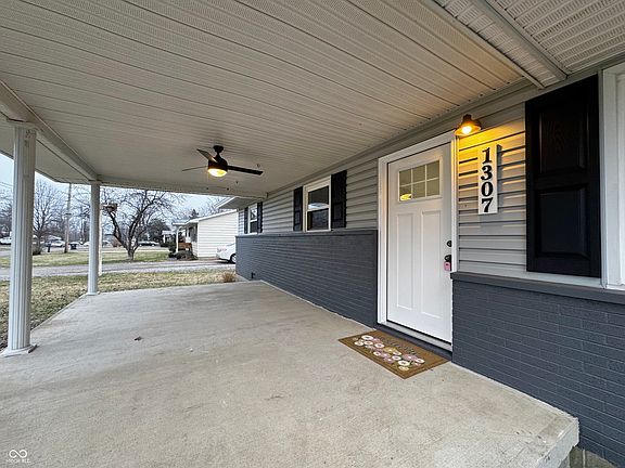3rd image of 1307 W Cope Ln