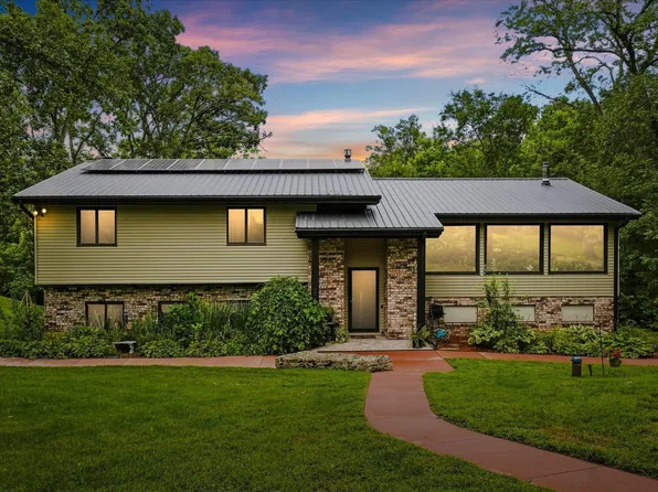 30 Rose Dr, East Dubuque, IL 61025