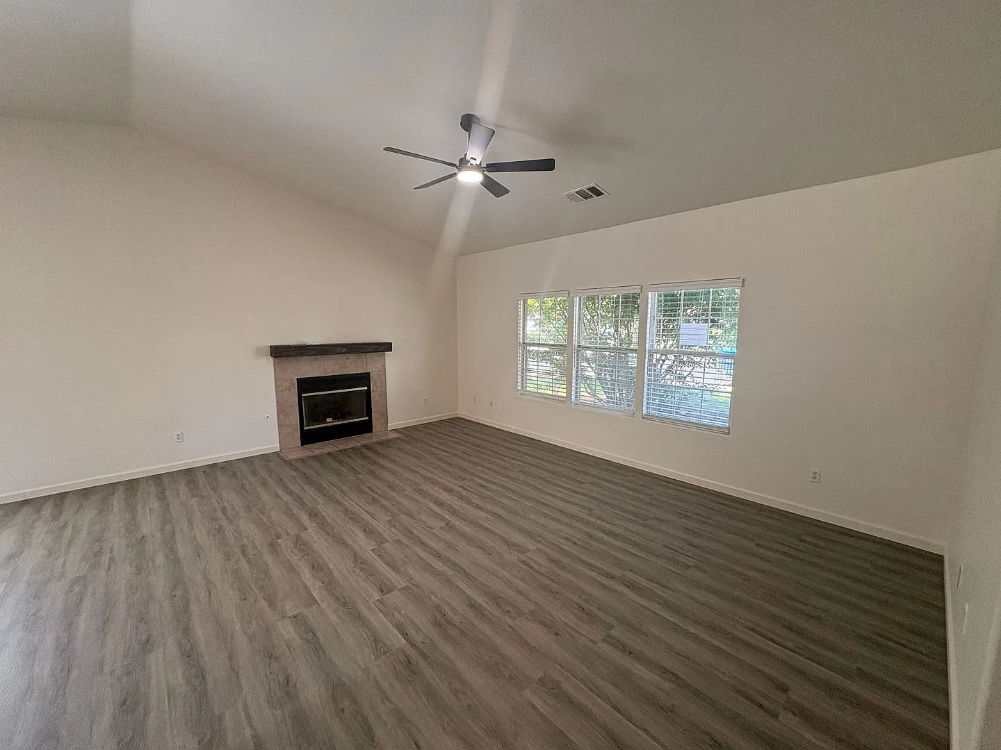 Gorgeous 4 Bedroom in NW Visalia! — Photo 4