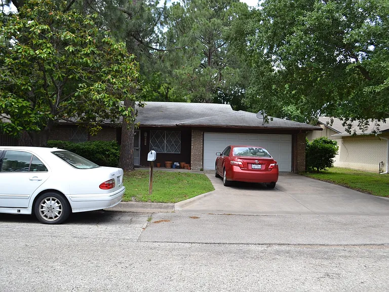 2717 Foxcroft Cir — Photo 1