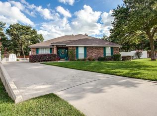 100 Lamp Lighter Ct, Azle, TX 76020