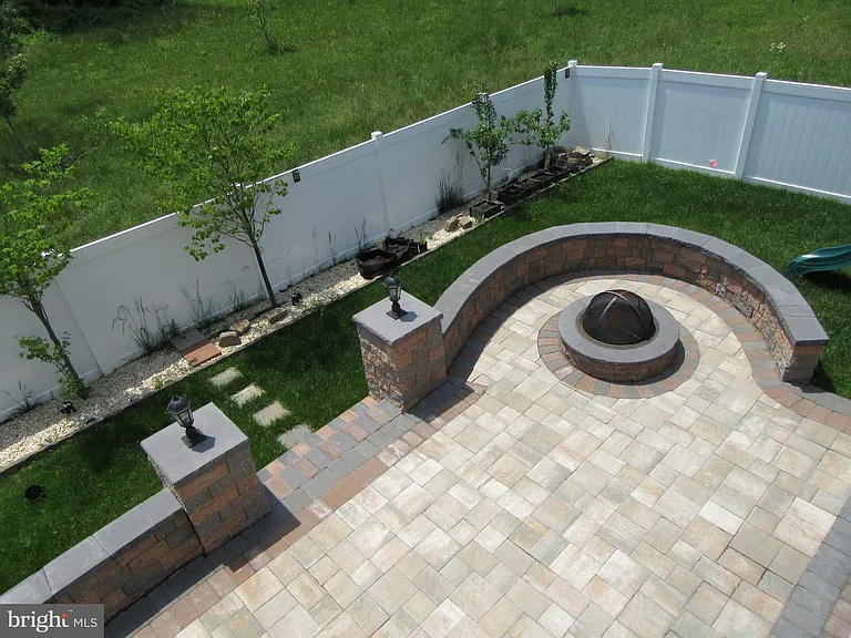 220 Jenny Dr — Photo 17
