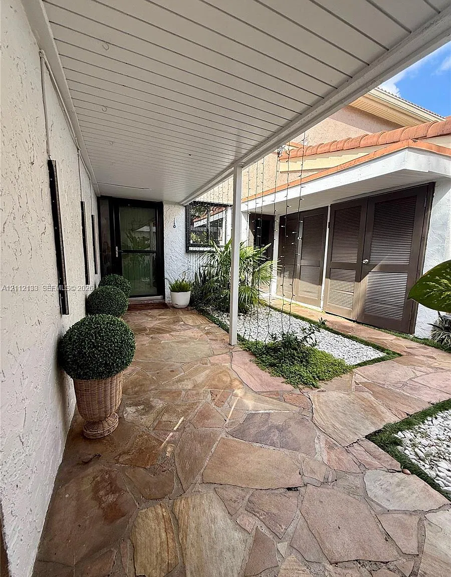 Townhouses Of Emerald Hil — Photo 2