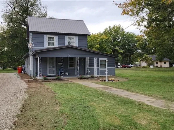 809 S Cherokee St, Girard, KS 66743