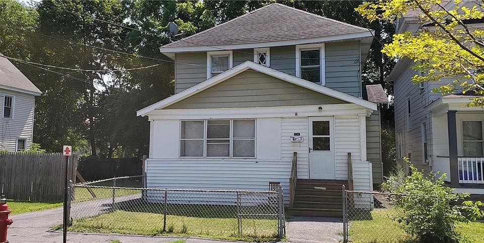 1st image of 131 Fernwood Ave