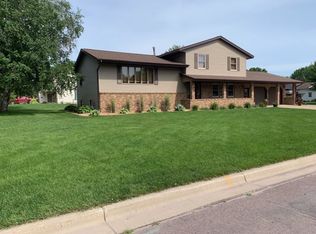 904 7th St NW, Waseca, MN 56093