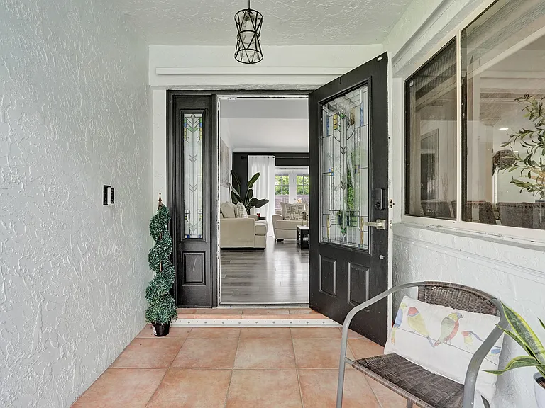 620 SW 100th Ave — Photo 8