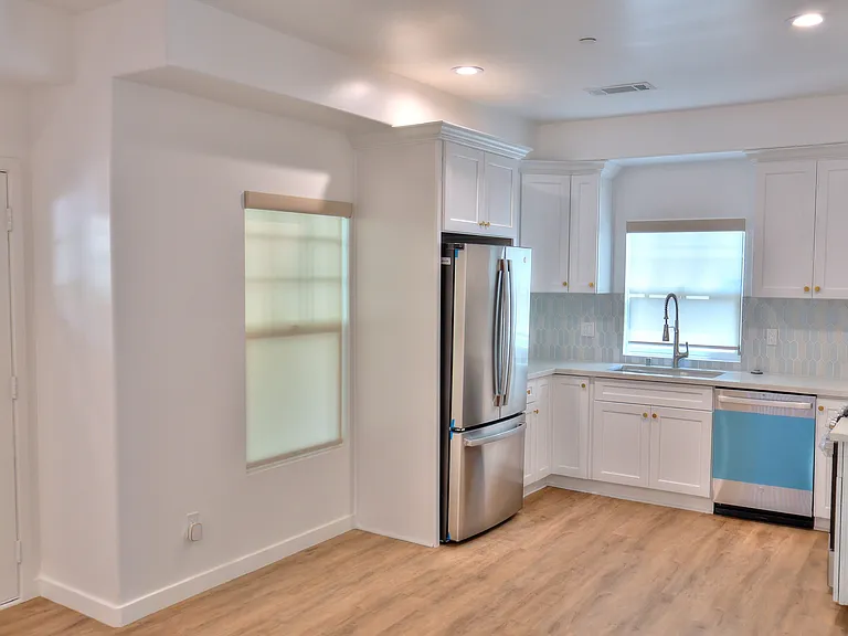 65 N Sierra Bonita Ave — Photo 4
