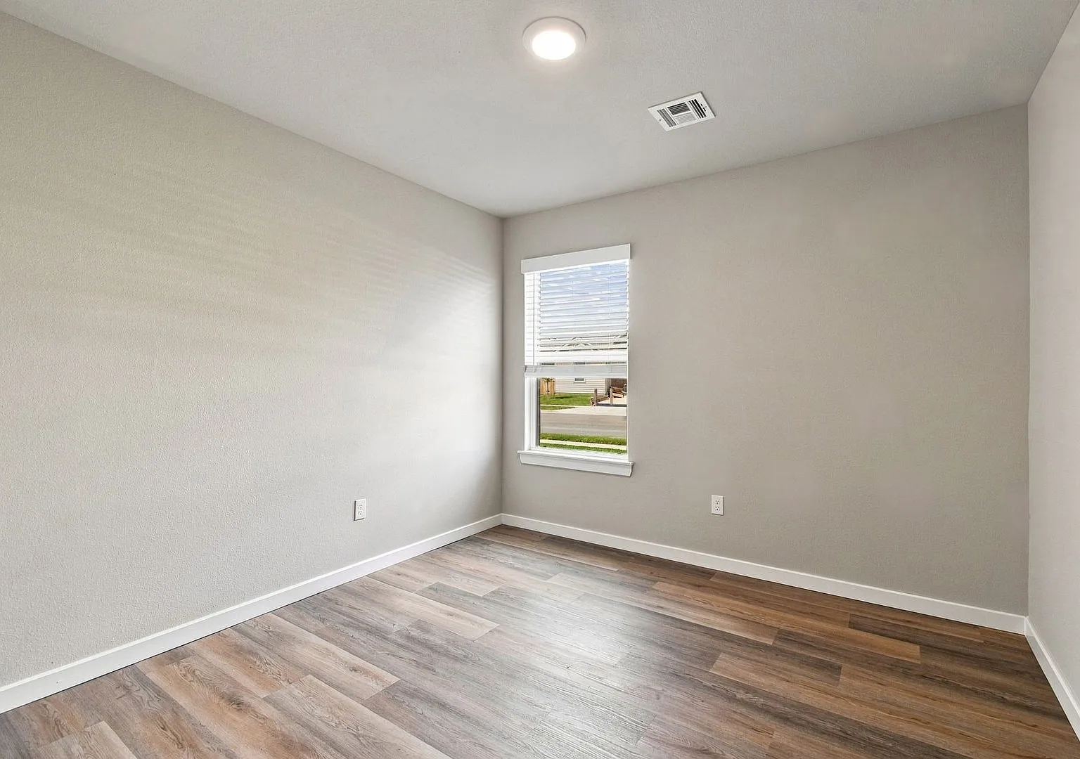 Brand New 4 Bedroom DR Horton Home! Available for Immediate Move in *BA Schools* — Photo 4