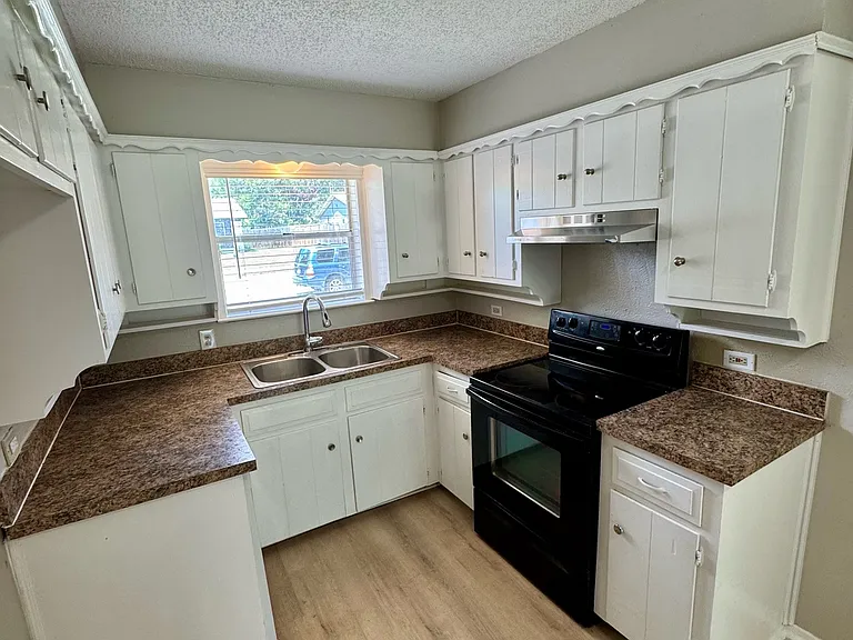 6000 Lindy Ln — Photo 5