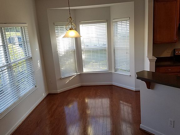 4th image of 912 Dominion Townes Ct