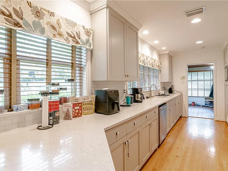 324 Dalewood Dr — Photo 3