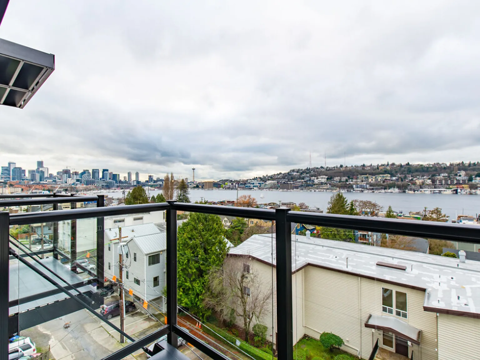 Welcome to Lakeview! - Live in Luxury & Style in the heart of Eastlake — Photo 2