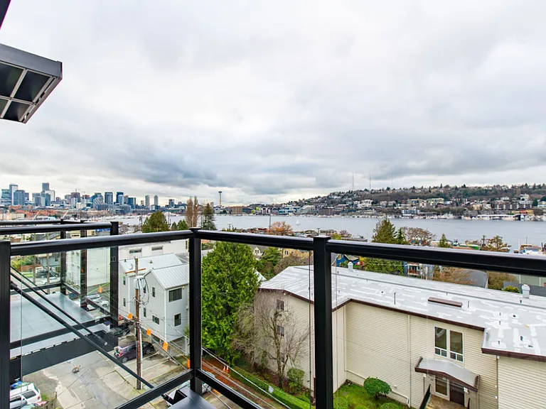 Welcome to Lakeview! - Live in Luxury & Style in the heart of Eastlake — Photo 2