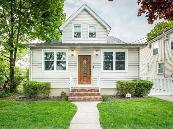 215 Lowell Avenue, Floral Park, NY 11001