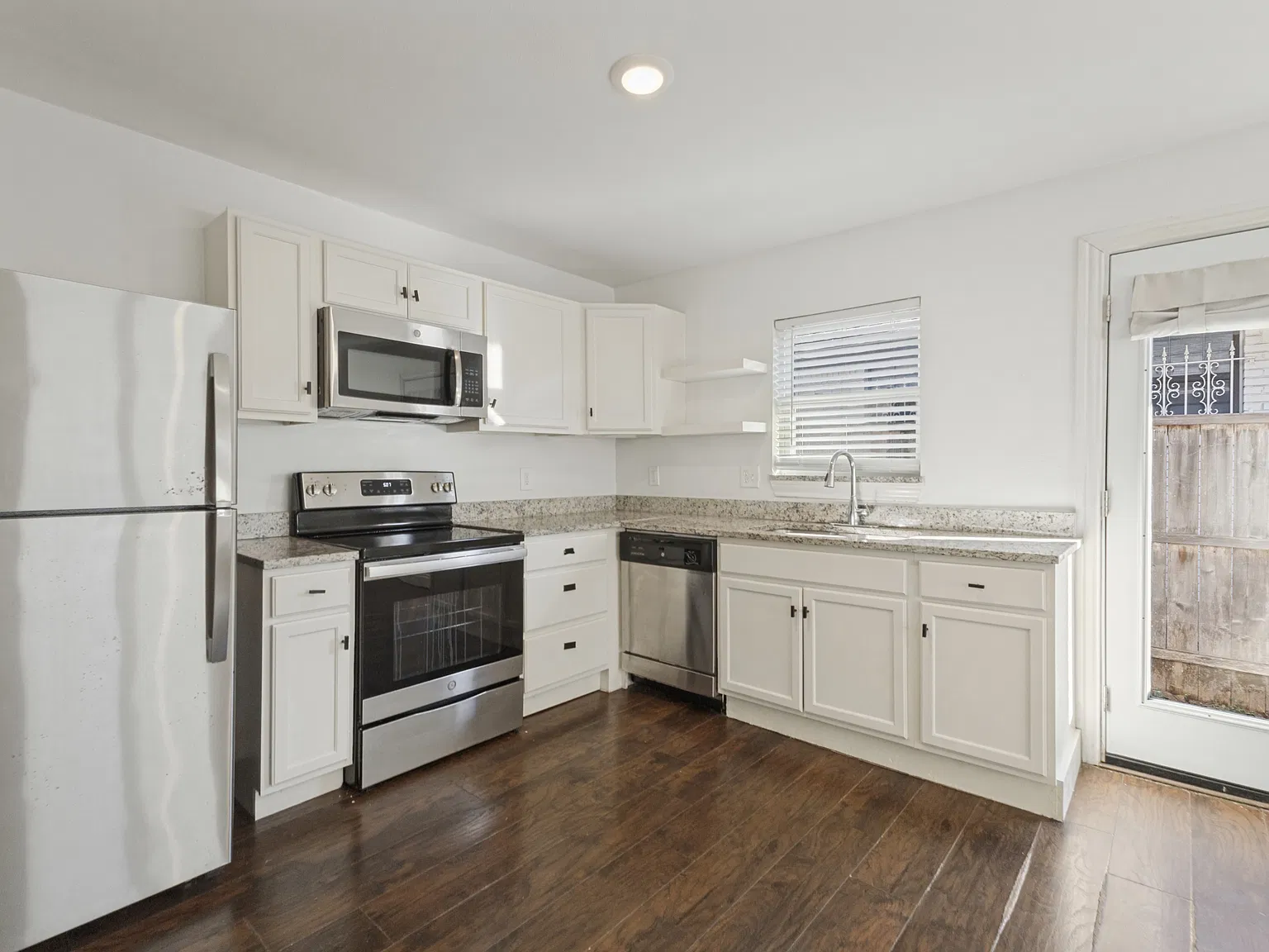 2 bed, 1000 sqft, $1,700 — Photo 1