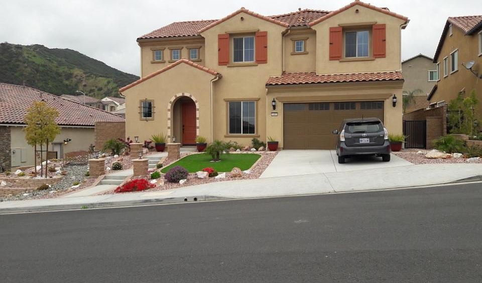 Full view of the front yard.