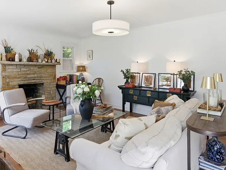 926 Idlewild Dr — Photo 3